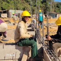 Công nhân tích cực thi công tại điểm trường xã Ia Púch, tỉnh Gia Lai. (Ảnh: Hoài Nam/TTXVN)