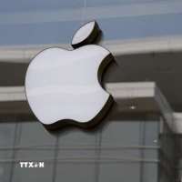 Biểu tượng Apple tại một cửa hàng. (Ảnh: AFP/TTXVN)