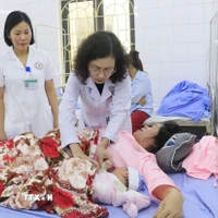 Hàng ngày, bác sỹ Vũ Thị Châu Loan luôn dành thời gian đến các khoa thăm bệnh nhân. (Ảnh: Đinh Thùy/TTXVN)
