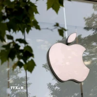 Biểu tượng Apple tại cửa hàng ở Brussels, Bỉ. (Ảnh: THX/TTXVN)