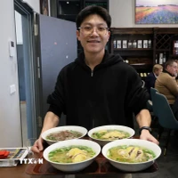 Giới thiệu Phở Việt Nam đến với bạn bè Đức. (Ảnh: Thu Hằng/TTXVN)