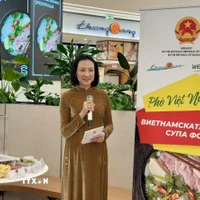 Đại sứ Nguyễn Thị Minh Nguyệt bày tỏ vui mừng được chào đón đông đảo bạn bè Bulgaria và quốc tế đến khám phá và trải nghiệm món Phở. (Ảnh: TTXVN phát)
