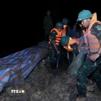 Các lực lượng đắp đê chống tràn, bảo đảm an toàn tuyến đê hữu Cầu. (Ảnh: Dương Giang/TTXVN)