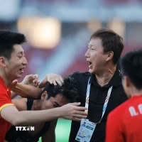 Thầy trò HLV Kim Sang Sik vỡ òa cảm xúc khi giành vé vào chung kết SEA Games 33. (Ảnh: Minh Quyết/TTXVN)