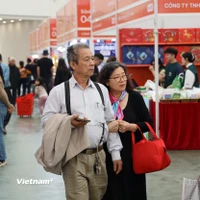 Khách hàng đến Hội chợ mùa Xuân 2026.