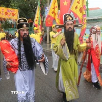 Hóa trang thành các nhân vật lịch sử di chuyển trên các tuyến phố ở phường Trấn Biên, tỉnh Đồng Nai. (Ảnh: Công Phong/TTXVN)