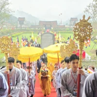 Nghi lễ dâng lễ vật và thỉnh kiệu trong Lễ khai hội Xuân Yên Tử năm 2026, tái hiện nét đẹp văn hóa truyền thống của Thiền phái Trúc Lâm. (Ảnh: Thanh Vân/TTXVN)