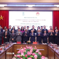 Phó Giáo sư-Tiến sỹ Lê Hải Bình, Ủy viên Trung ương Đảng, Phó Giám đốc Học viện Chính trị quốc gia Hồ Chí Minh và ông Periasamy Kumaran, Thứ trưởng Bộ Ngoại giao Cộng hòa Ấn Độ với các đại biểu. (Ảnh: Văn Điệp/TTXVN)