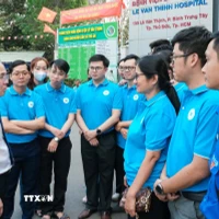 Lãnh đạo Bệnh viện Thống Nhất động viên, dặn dò đội ngũ y bác sỹ trước khi lên đường đến với Trường Sa. (Ảnh: Đinh Hằng/TTXVN)