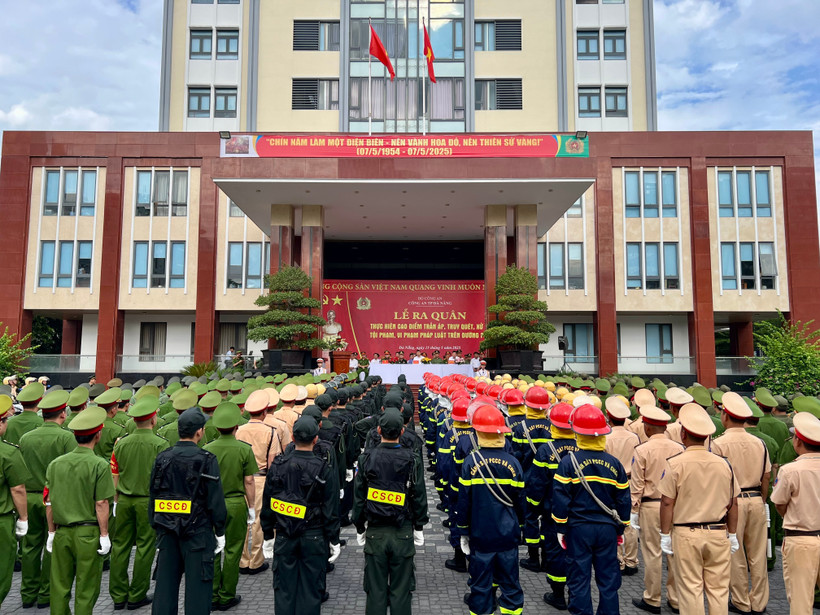 Lễ ra quân thực hiện cao điểm trấn áp, truy quét, xử lý tội phạm, vi phạm pháp luật trên đường phố. (Ảnh: Thanh Phong/Vietnam+)