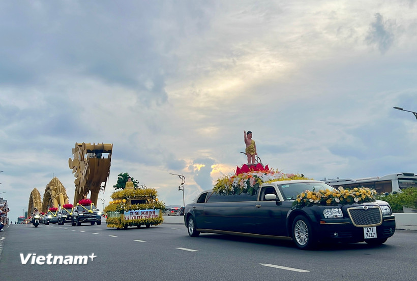 Đoàn xe cung rước xá lợi Đức Phật đi qua Cầu Rồng, một trong những cây cầu biểu tượng của thành phố Đà Nẵng. (Ảnh Thanh Phong/Vietnam+)