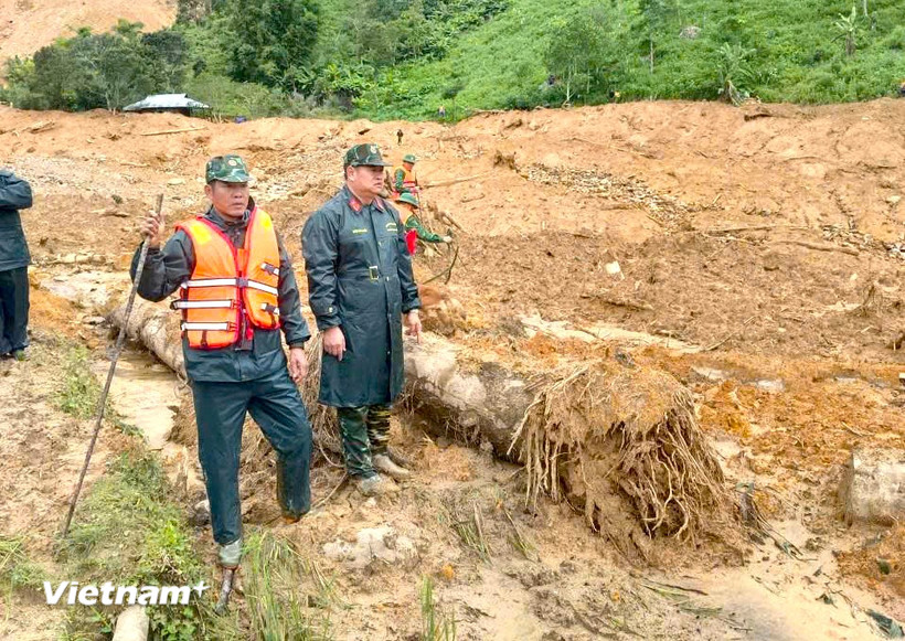Lực lượng chức năng tiếp cận sâu và khu vực sạt lở và tìm thấy 1 thi thể. (Ảnh: PV/Vietnam+)