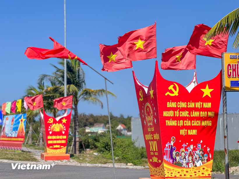 Trang trí tuyên truyền cổ động bầu cử tại tuyến đường ven biển Võ Chí Công, thành phố Đà Nẵng. (Ảnh: Thanh Phong/Vietnam+)