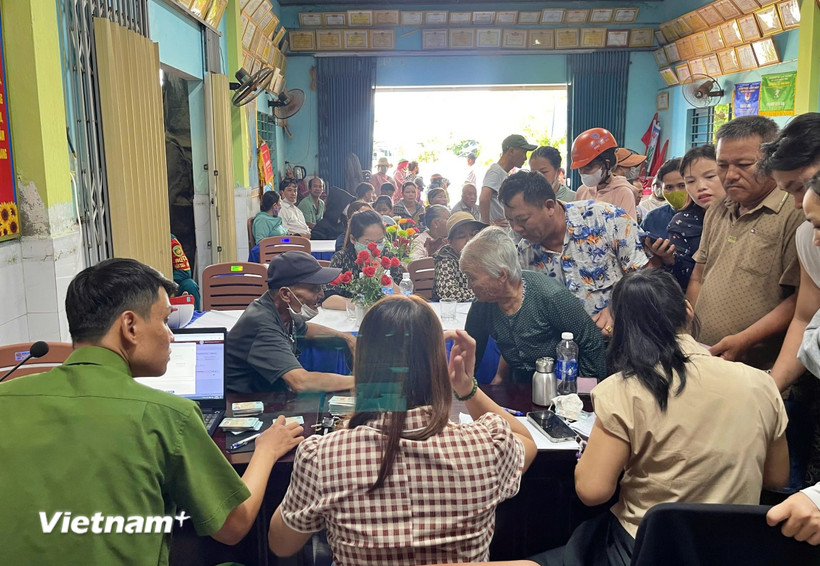 Đông đảo người dân đến làm thủ tục nhận quà Tết Độc lập tại Nhà văn hóa Nhơn Thọ, phường Hòa Xuân, thành phố Đà Nẵng. (Ảnh: Thanh Phong/Vietnam+)