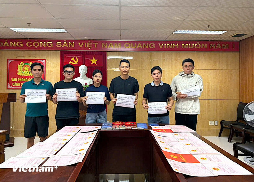 Nhóm đối tượng bị bắt giữ trong chuyên án lừa đảo tiền ảo quy mô lớn. (Nguồn: Công an Đà Nẵng)