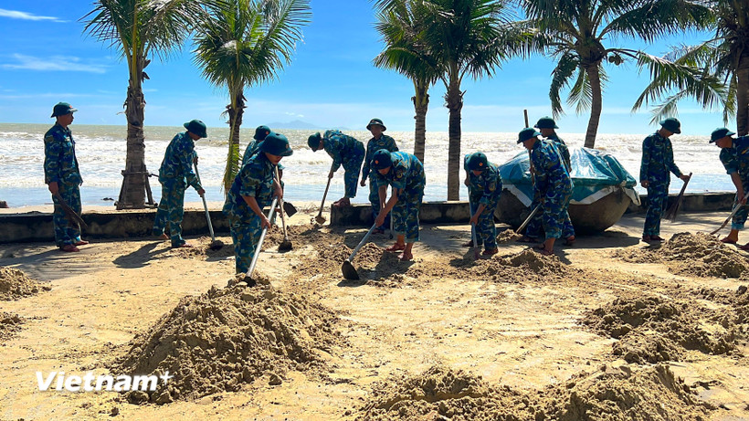 Do ảnh hưởng của cơn bão số 13, ngành Đường sắt đã phải chuyển tải hành khách, du khách. (Ảnh: PV/Vietnam+)