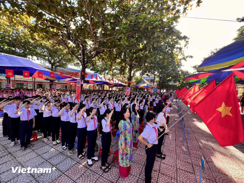 Không khí chào cờ trang nghiêm tại buổi lễ khai giảng năm học với của Trường Trung học cơ sở Phạm Văn Đồng, xã Bà Nà, thành phố Đà Nẵng. (Ảnh: Thanh Phong/Vietnam+)