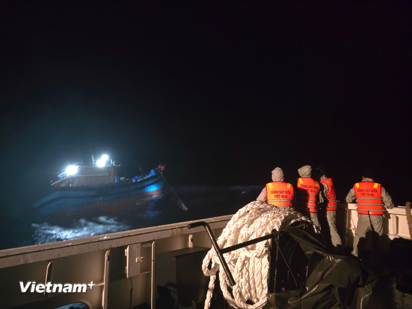 Tàu 363 thuộc Bộ Tư lệnh Vùng Cảnh sát biển 2 tiếp cận và cứu nạn kịp thời tàu cá trong đêm. (Ảnh: Nam Trung/Vietnam+)