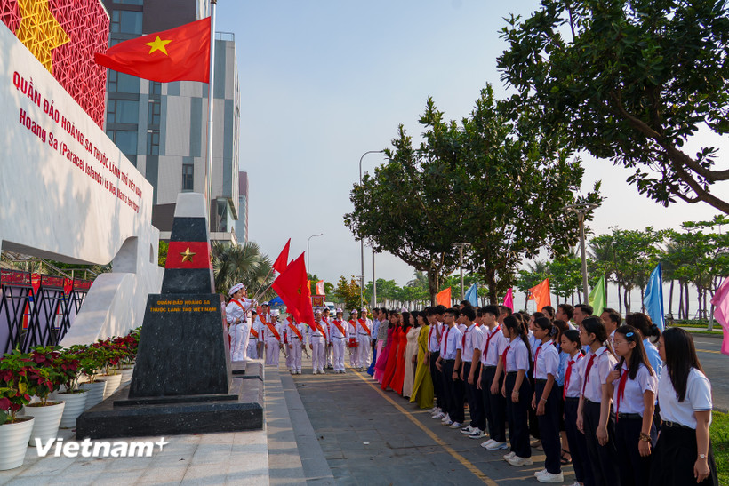 Cán bộ, đoàn viên thanh niên và học sinh tham gia Lễ Chào cờ tháng 3 tại Nhà trưng bày Hoàng Sa. (Ảnh: Thanh Phong/Vietnam+)