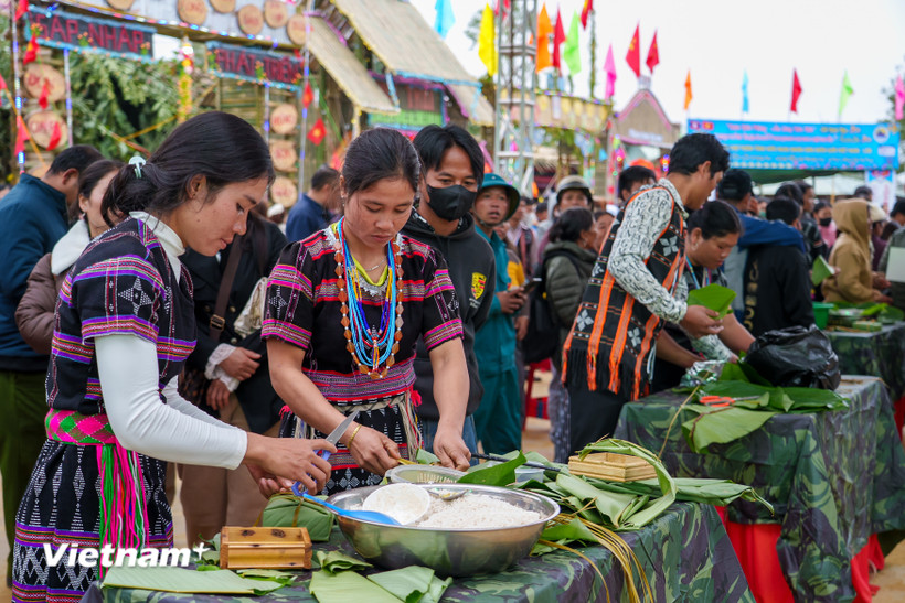 Người dân tham gia thi gói bánh chưng tại ngày hội "Xuân biên phòng - Ấm lòng dân bản". (Ảnh: Thanh Phong/Vietnam+)