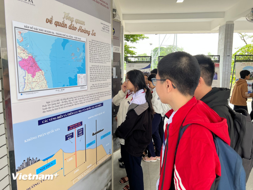 Trong khuôn khổ các hoạt động của ngày hội "Di sản văn hóa biển", triển lãm biển đảo Việt Nam thu hút nhiều em học sinh tham quan, tìm hiểu. (Ảnh: Thanh Phong/Vietnam+)