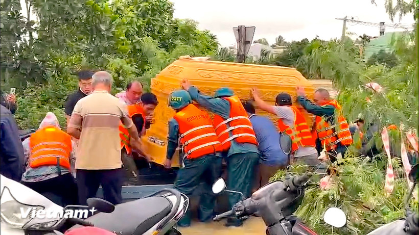 Cán bộ, chiến sỹ hỗ trợ an táng người dân bị ảnh hưởng do mưa lũ. (Ảnh: PV/Vietnam+)