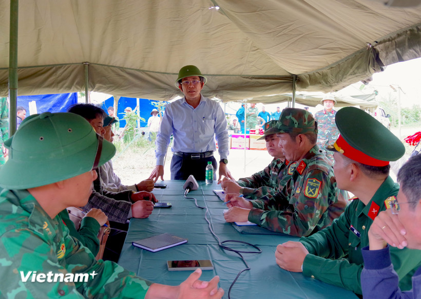 Phó Chủ tịch Ủy ban nhân dân thành phố Đà Nẵng Trần Nam Hưng (đứng giữa) chỉ đạo các lực lượng tại Sở Chỉ huy tiền phương. (Ảnh: PV/Vietnam+)