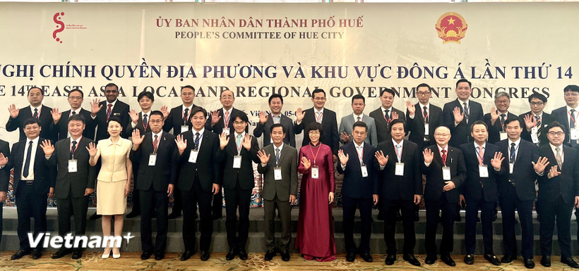 Các đại biểu tham dự Hội nghị "Chính quyền địa phương và khu vực Đông Á" lần thứ 14 chụp hình chung. (Ảnh: Thanh Phong/Vietnam+)