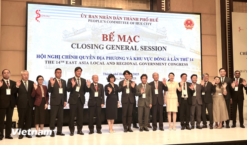 Các đại biểu chụp hình chung tại buổi bế mạc Hội nghị "Chính quyền Địa phương và Khu vực Đông Á” lần thứ 14. (Ảnh: Thanh Phong/Vietnam+)