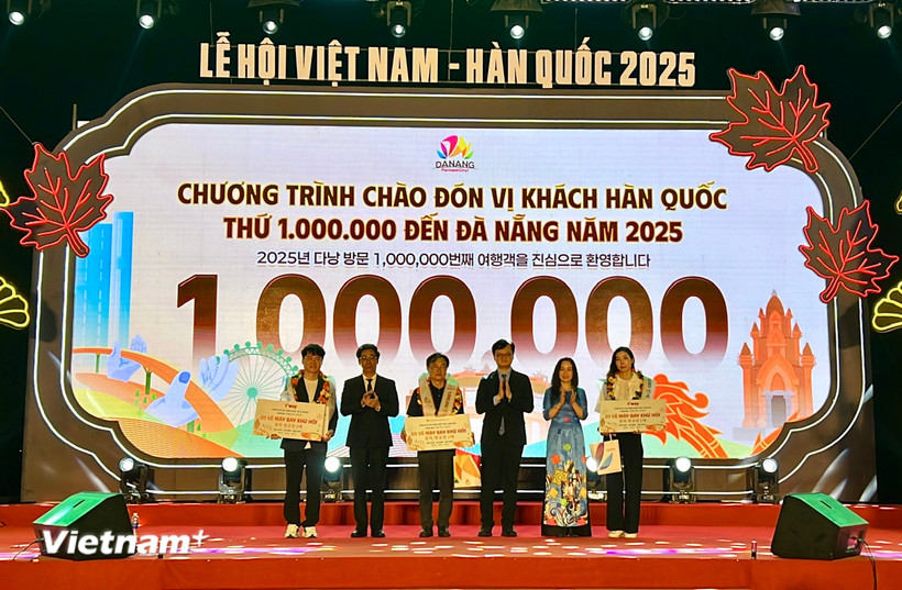 Từ trái qua, 3 vị khách Hàn Quốc thứ 999.999 (ngoài cùng), 1.000.000 (thứ 3) và 1.000.001 (thứ 6) đến du lịch Đà Nẵng. (Ảnh: Thanh Phong/Vietnam+)