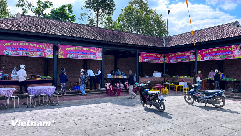 Phiên chợ vùng biên được tổ chức tại xã Tây Giang, Đà Nẵng (Ảnh: PV/Vietnam+)