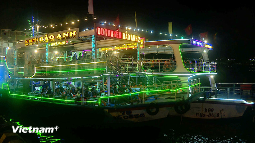 Tàu du lịch trên sông Hàn, thành phố Đà Nẵng.