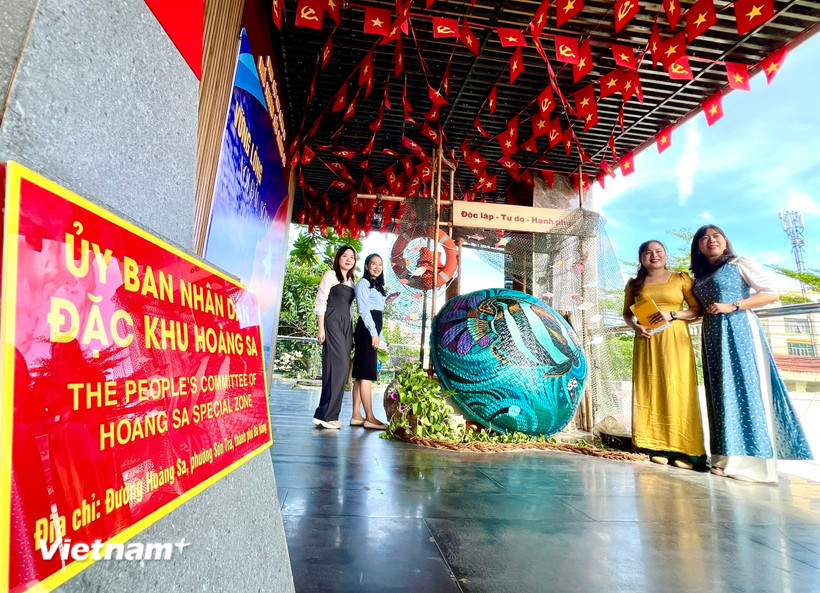 Người dân thích thú chụp hình bên không gian tranh trí tại Nhà Trưng bày Hoàng Sa. (Ảnh: Thanh Phong/Vietnam+)