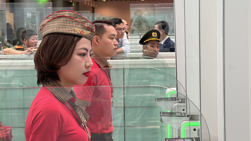 Chụp ảnh và quét vân tay tự động khi qua Cổng kiểm soát an ninh Auto Gate. (Ảnh: Thanh Phong/Vietnam+)