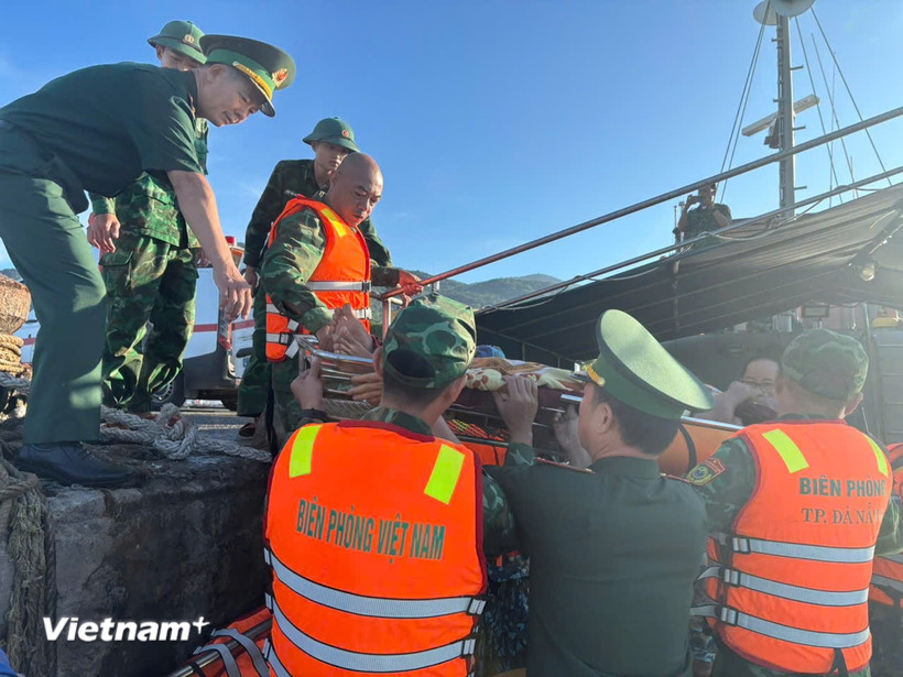 Thuyền viên bị nạn được Hải đội Biên phòng 2, Bộ đội Biên phòng Đà Nẵng đưa về bờ an toàn. (Ảnh: PV/Vietnam+)