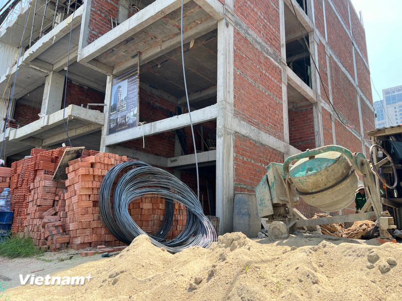 Giá cát xây dựng tăng cao khiến nhiều trạm bê tông tạm dừng cung ứng do thiếu nguồn. (Ảnh: Thanh Phong/Vietnam+)