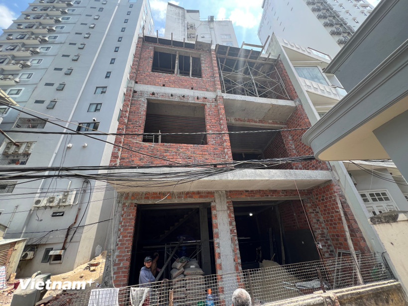 Một công trình nhà dân đang xây dựng dang dở và bị ảnh hưởng bởi giá cát xây dựng tăng cao. (Ảnh: Thanh Phong/Vietnam+) 