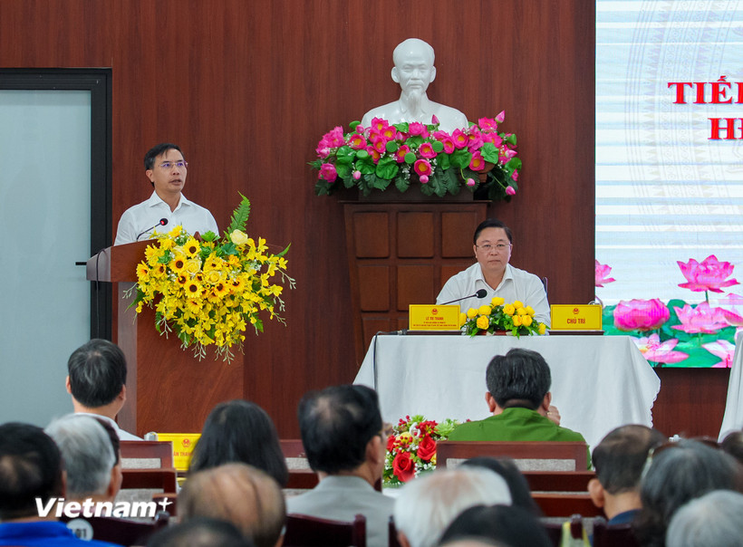 Chủ tịch Ủy ban Nhân dân thành phố Đà Nẵng Phạm Đức Ấn trình bày Chương trình hành động của minh tại đơn vị bầu cử số 01, phường Hải Châu. (Ảnh: Thanh Phong/Vietnam+)