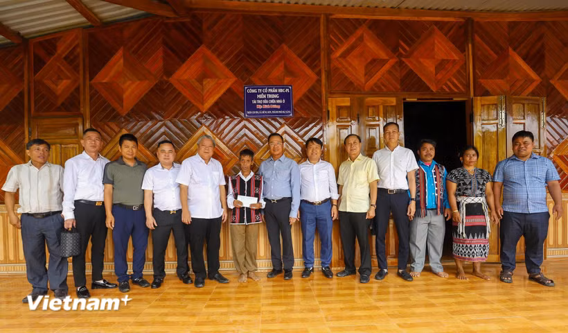 Đoàn công tác tặng nhà tình nghĩa cho hộ khó khăn người đồng bào dân tộc thiểu số tại xã biên giới Hùng Sơn. (Ảnh: PV/Vietnam+)