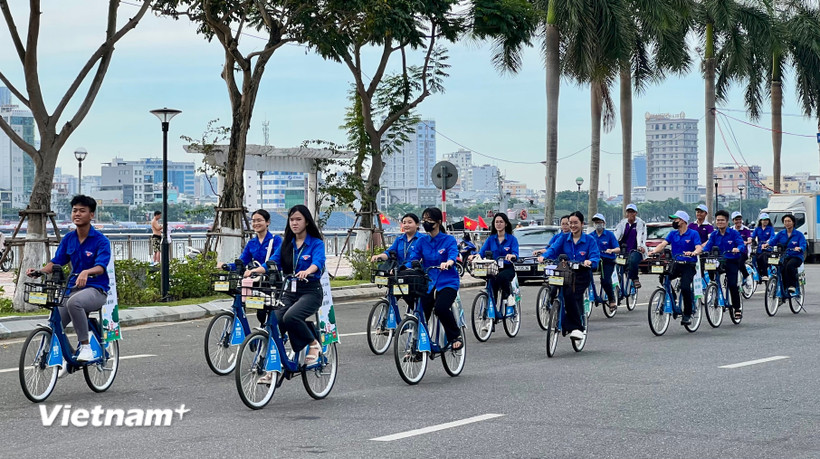 Diễu hành xe đạp qua các tuyến phố của Đà Nẵng nhằm tuyên truyền công tác bảo vệ môi trường. (Ảnh: Thanh Phong/Vietnam+)