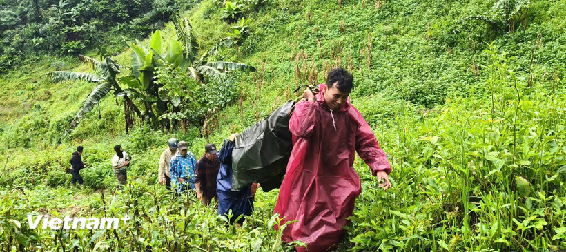 Vượt thời tiết khắc nghiệt và đường núi hiểm trở, lực lượng Công an và Quân sự xã Hùng Sơn đã giúp bệnh nhân Lào về đến nhà an toàn. (Ảnh: Xã Hùng Sơn cung cấp)