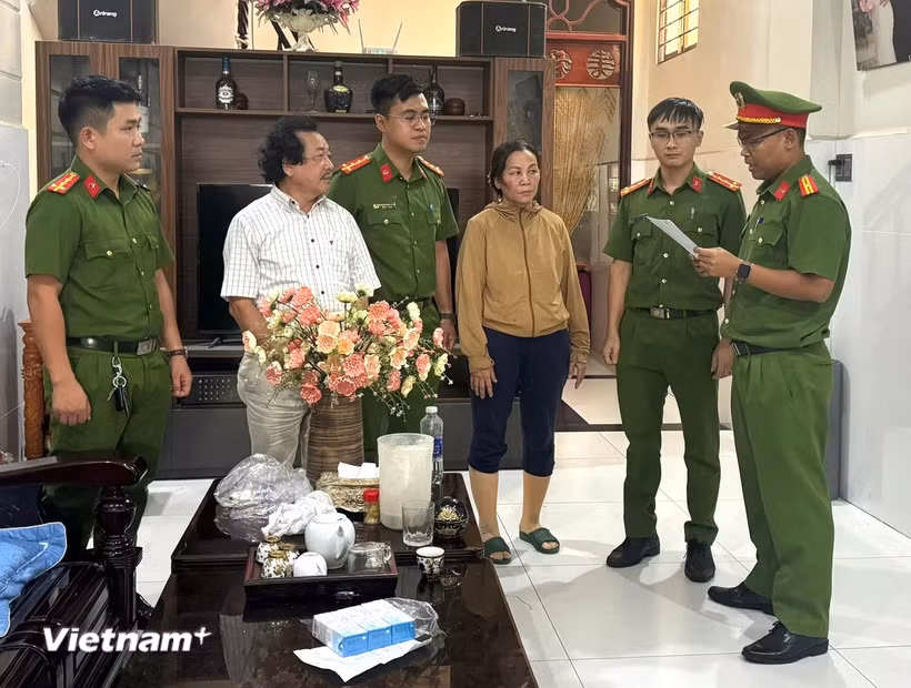 Công an đọc lệnh tạm giữ 2 trong 3 đối tượng vận chuyển, buôn bán động vật quý hiếm. (Ảnh: Công an Đà Nẵng cung cấp)