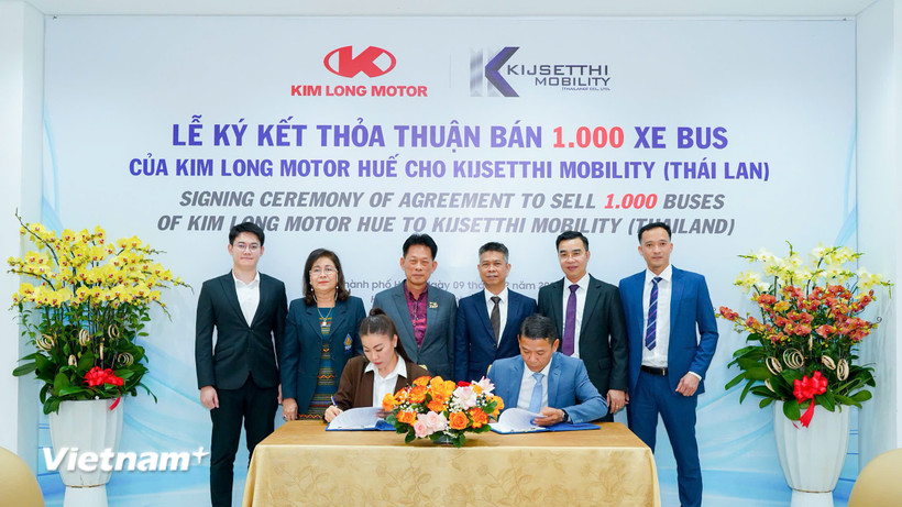 Ký kết cung ứng 1000 xe bus các loại. (Ảnh: Nguyên Lý - Văn Dũng)