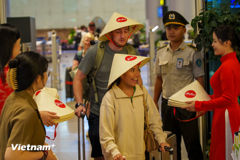 Những du khách đến từ Indonesia hào hứng khi được chào đón tại sân bay Đà Nẵng. (Ảnh: Thanh Phong/Vietnam+)