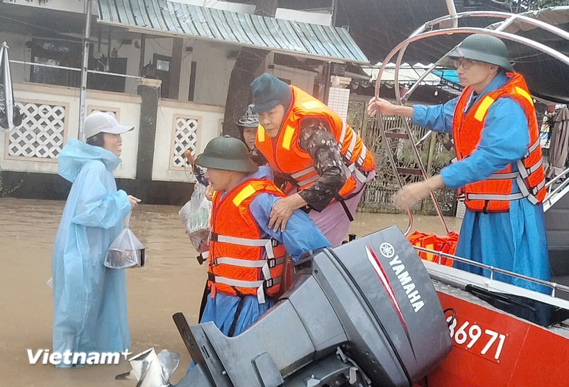 Mẹ Việt Nam Anh hùng Lê Thị Năm (90 tuổi) bị gãy chân được bộ đội huy động ca nô đưa đi cấp cứu kịp thời trong "rốn lũ" Đại Lộc. (Ảnh: PV/Vietnam+)