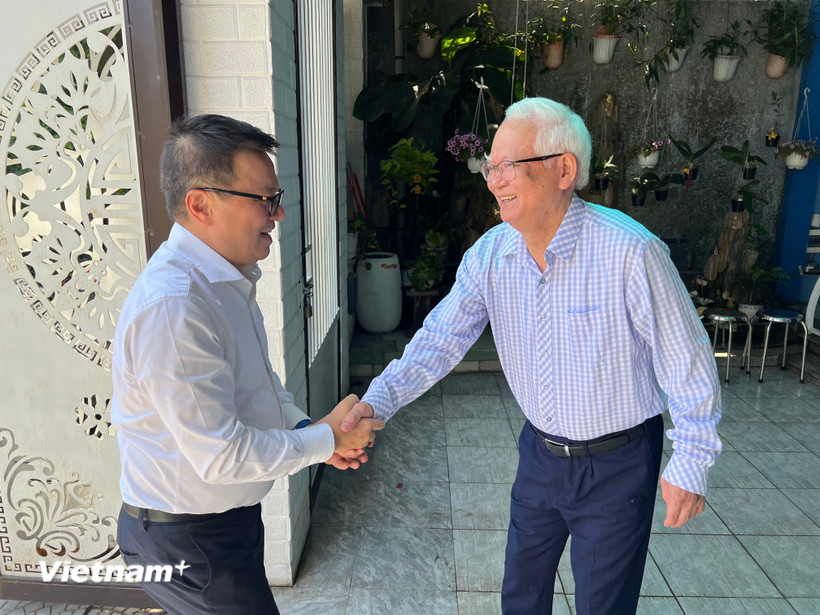 Đồng chí Lê Quốc Minh đến thăm Nhà báo Lê Hoàng Linh, nguyên Giám đốc Đài Phát thanh- Truyền hình tỉnh Quảng Nam (1997-2010). (Ảnh: Thanh Phong/Vietnam+)