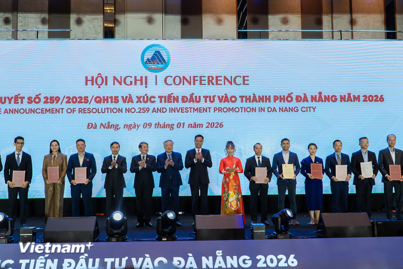 Phó Thủ tướng Thường trực Chính phủ Nguyễn Hòa Bình cũng lãnh đạo thành phố Đà Nẵng trao biên bản ghi nhớ đầu tư cho các doanh nghiệp. (Ảnh: Thanh Phong/Vietnam+)