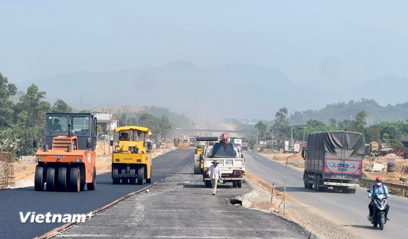Một mũi thi công đoạn cuối tuyến dự án cao tốc Hòa Liên - Túy Loan. (Ảnh: Thanh Phong/Vietnam+)