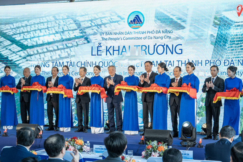 Phó Thủ tướng Thường trực Chính phủ Nguyễn Hòa Bình cùng các đại biểu cắt băng khai trương Trung tâm tài chính quốc tế Việt Nam tại Đà Nẵng. (Ảnh: Thanh Phong/Vietnam+)