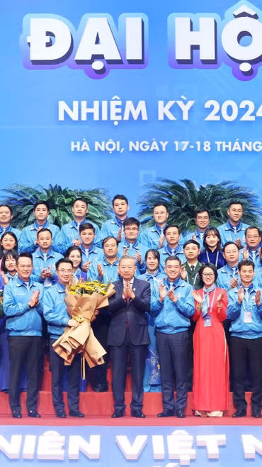 Tổng Bí thư Tô Lâm tặng hoa chúc mừng Ủy ban Trung ương Hội Liên hiệp Thanh niên Việt Nam khóa IX, nhiệm kỳ 2024-2029. (Ảnh: Thống Nhất/TTXVN)